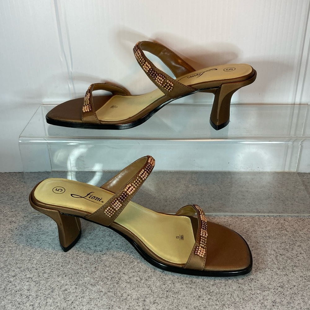 Vintage 90’s Fioni size 5 bronze double strap with bronze and gold beading.